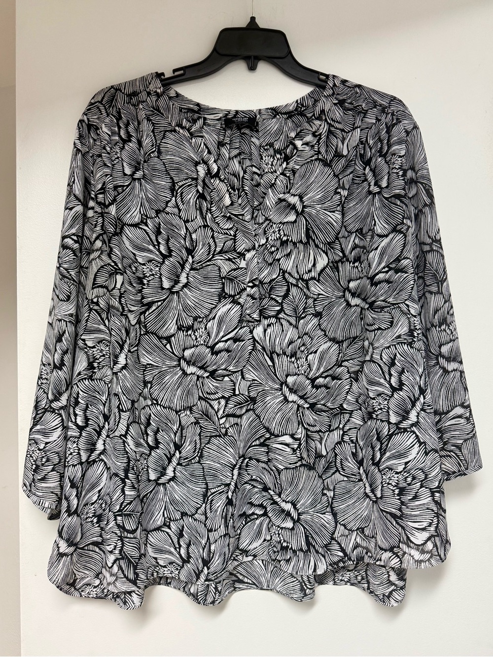 Curves 360 by NYDJ Floral V-Neck 3/4 Sleeve Blouse